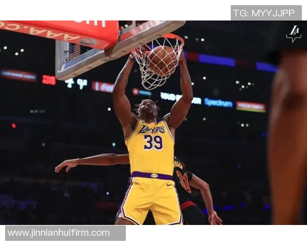 哈克斯称赞鲍威尔球风独特作为老将他让队友们更轻松发挥